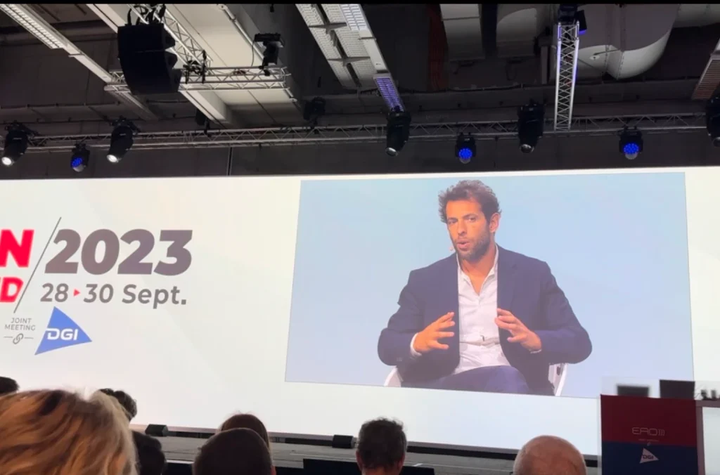 Le Dr Gary Finelle participe à une table ronde lors d’un congrès d’implantologie