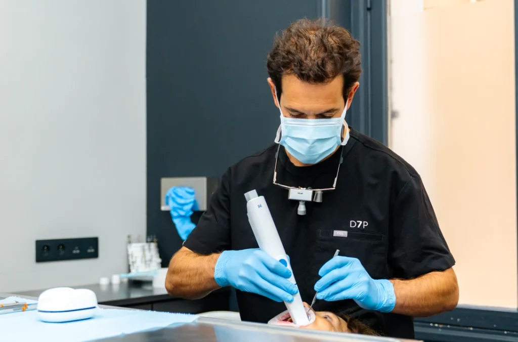 Le Dr Gary Finelle réalise une empreinte optique avec un scanner intra-oral